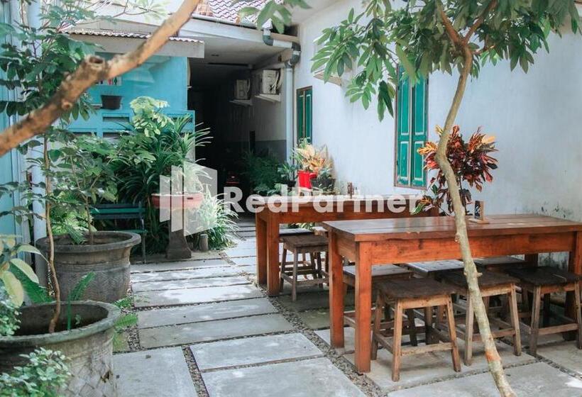 Отель Flamboyan Asri Syariah Mitra Reddoorz Near Kampung Inggris Pare