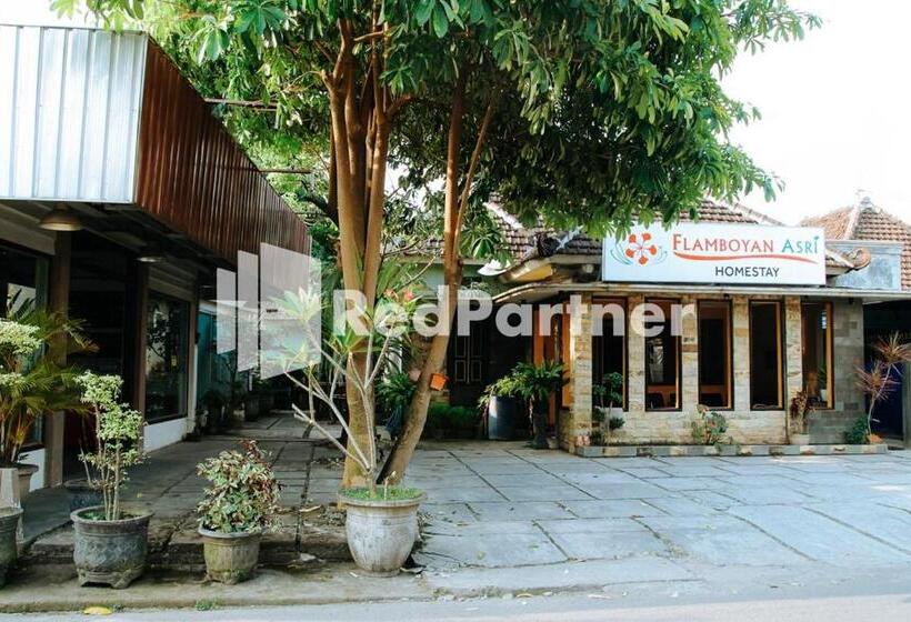 Отель Flamboyan Asri Syariah Mitra Reddoorz Near Kampung Inggris Pare