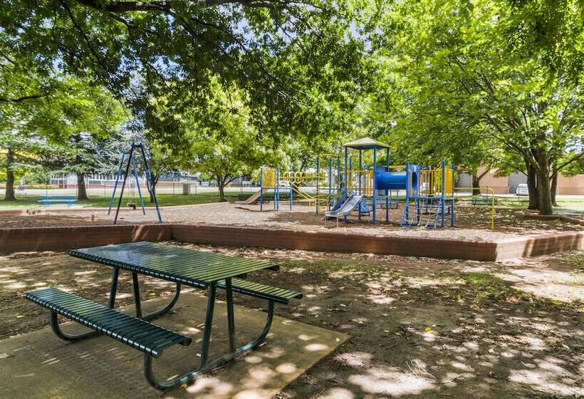 هتل Queanbeyan Canberra