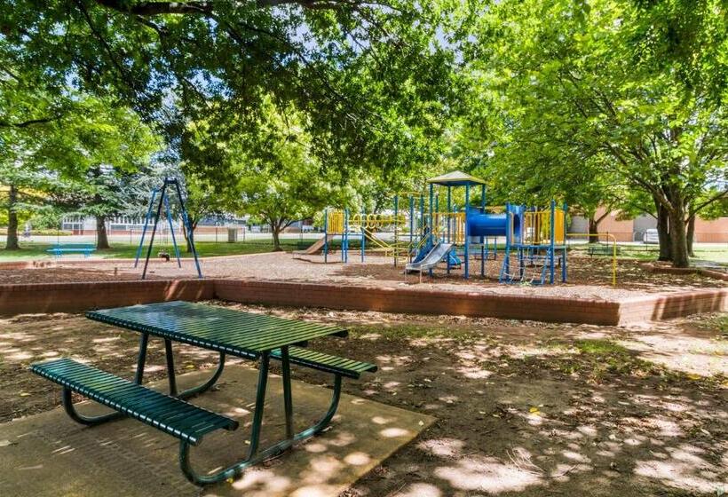 هتل Queanbeyan Canberra