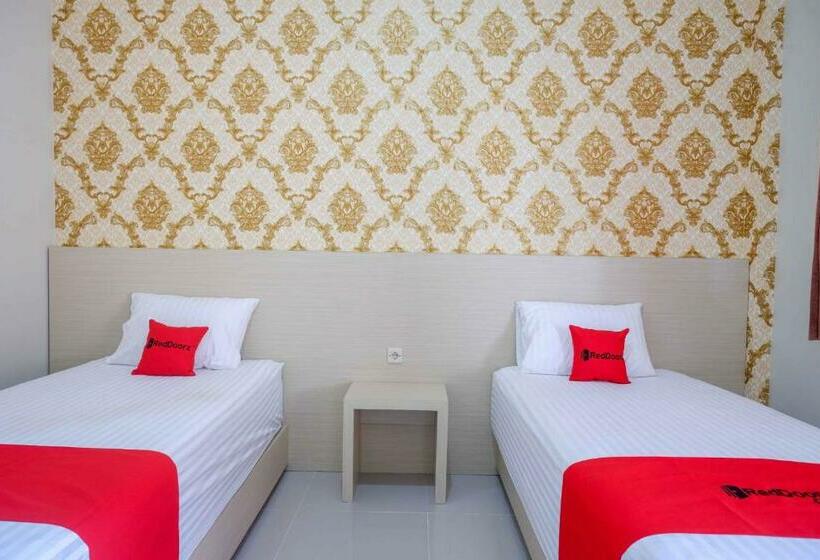 Отель Reddoorz Plus @ Jl Pemuda Pati