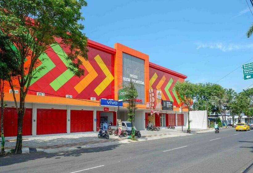 Отель Reddoorz Plus @ Jl Pemuda Pati