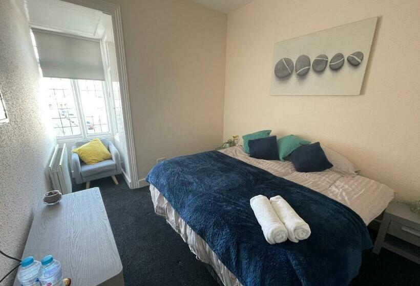 בית מלון כפרי Urban Escape By Victoria Gardens