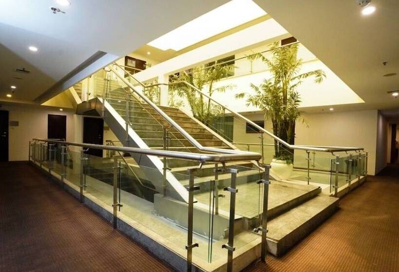 호텔 Capital O Grand Himayat