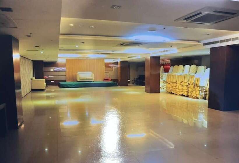 ホテル Capital O Grand Himayat