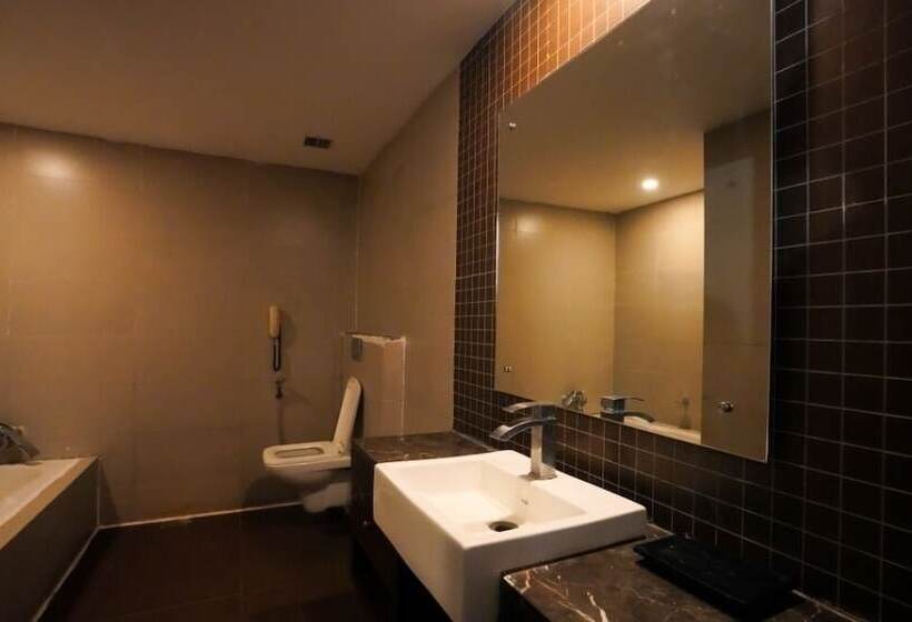 호텔 Capital O Grand Himayat