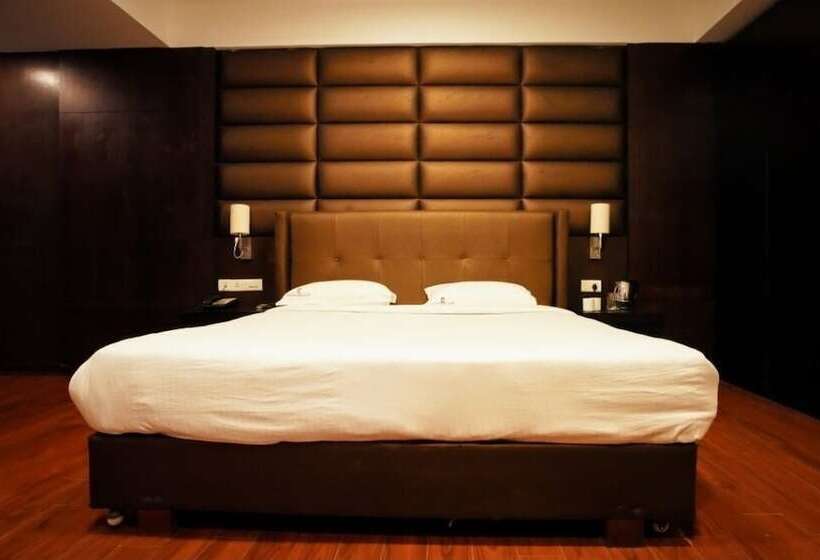 호텔 Capital O Grand Himayat