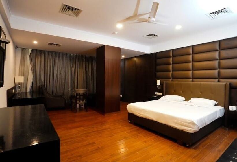 호텔 Capital O Grand Himayat