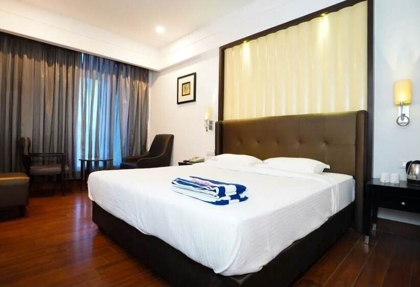 호텔 Capital O Grand Himayat