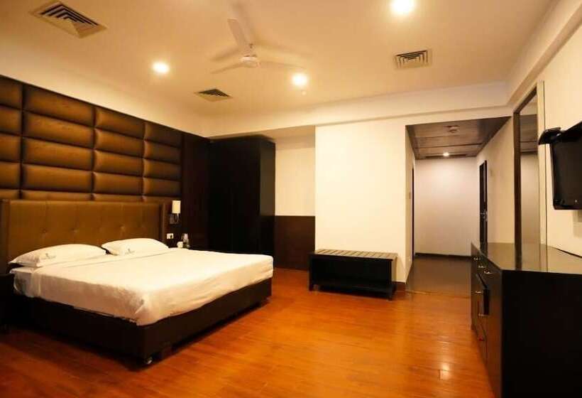 호텔 Capital O Grand Himayat