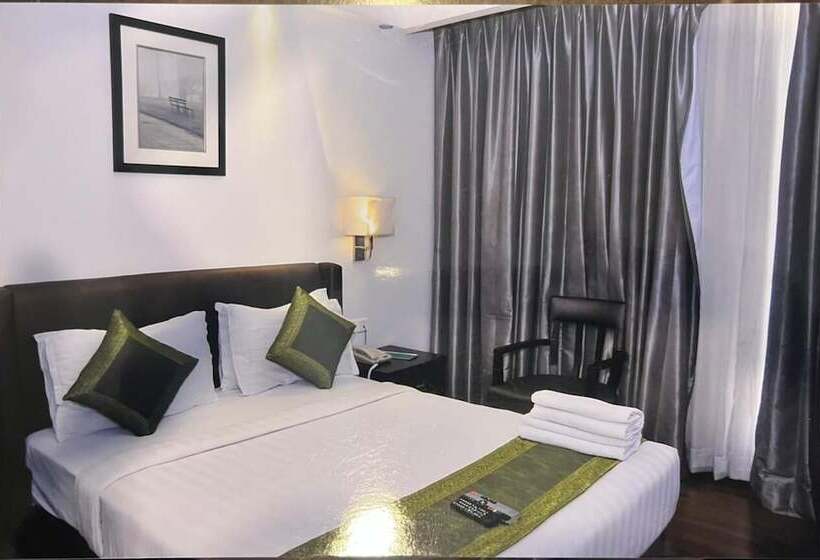 호텔 Capital O Grand Himayat