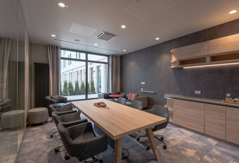 هتل Hampton By Hilton Munich City North