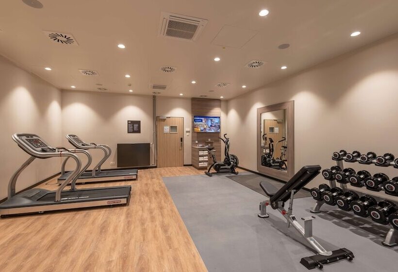 هتل Hampton By Hilton Munich City North