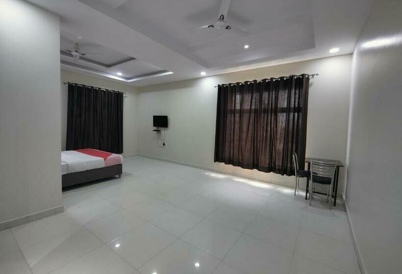 Отель Kailash Mansarovar And Banquet Hall