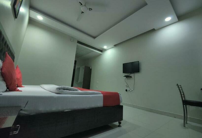 Отель Kailash Mansarovar And Banquet Hall