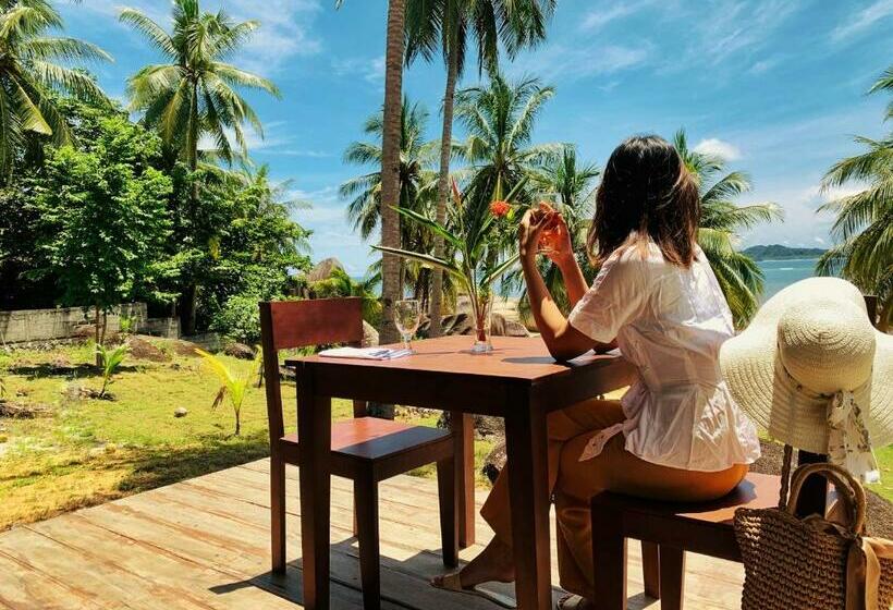 בית מלון כפרי Natuna Dive Resort