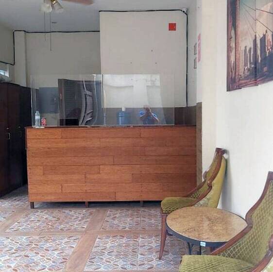 בית מלון כפרי Vaccinated Staff  Oyo 850 Clr Mn Inn