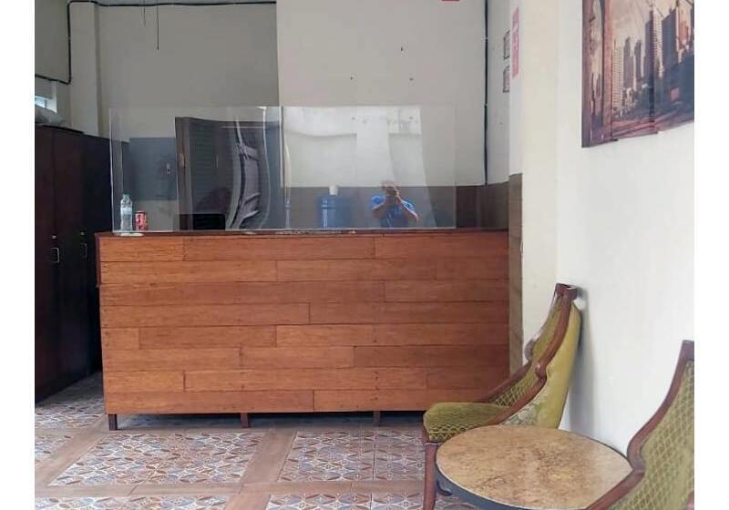 בית מלון כפרי Vaccinated Staff  Oyo 850 Clr Mn Inn