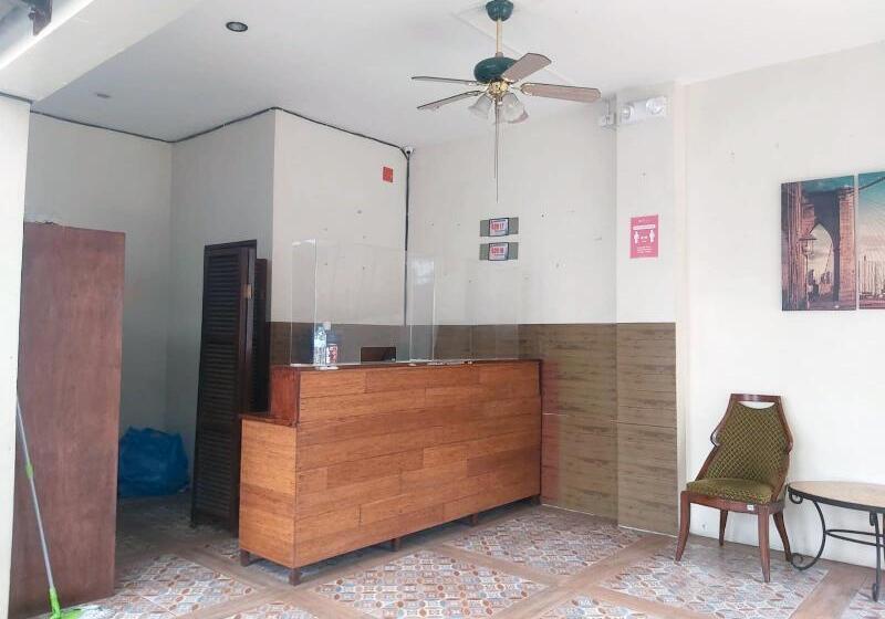 Hotel Vaccinated Staff  Oyo 850 Clr Mn Inn