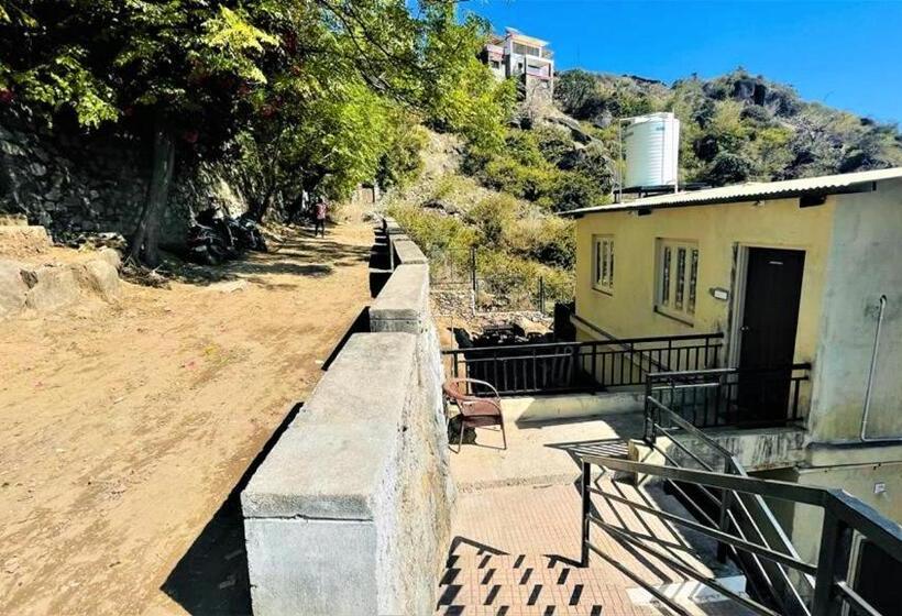 ベッドアンドブレックファースト Shikhar Bunglow   A Stunning Valley View Bungalow In Mount Abu