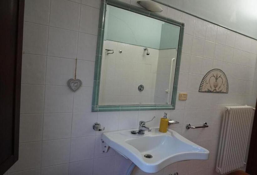 هتل Agriturismo Podere Santa Virginia