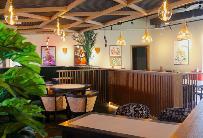 Hex Wildlife Hotel At Yorkshire Wildlife Park