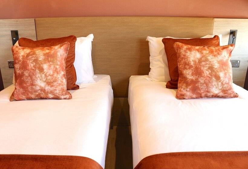 Hex Wildlife Hotel At Yorkshire Wildlife Park