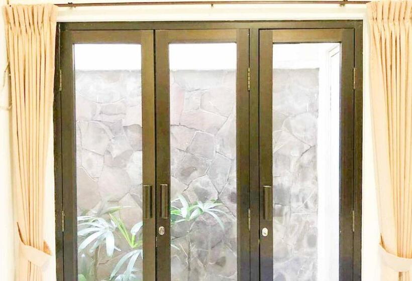 ホテル Koolkost @ Raya Ngagel