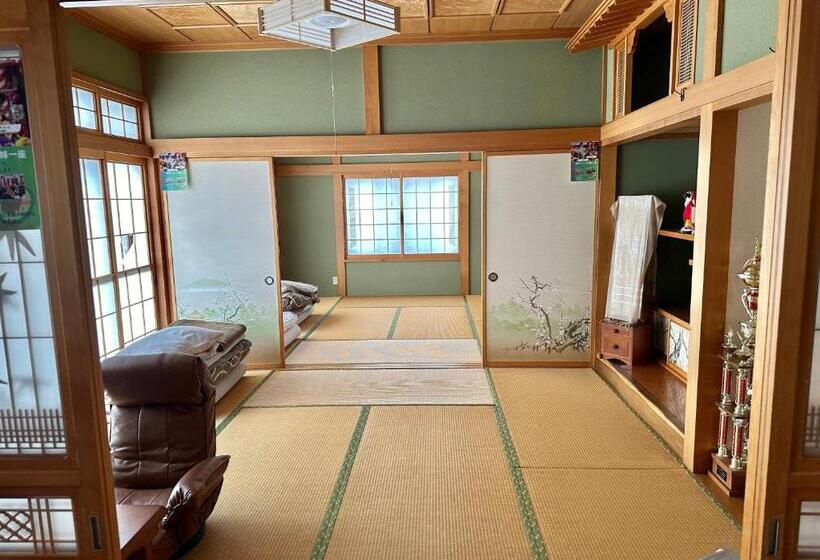 Пансион 津軽三味線と民謡 ゲストハウス繭子の宿