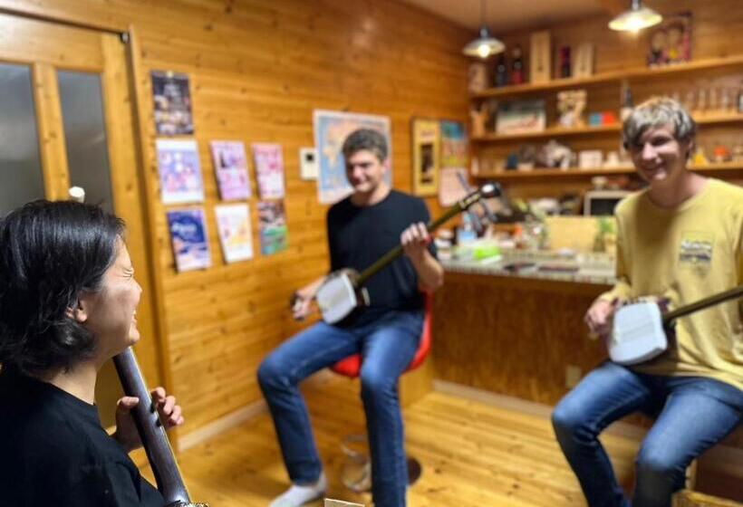 Пансион 津軽三味線と民謡 ゲストハウス繭子の宿