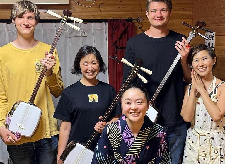 Пансион 津軽三味線と民謡 ゲストハウス繭子の宿