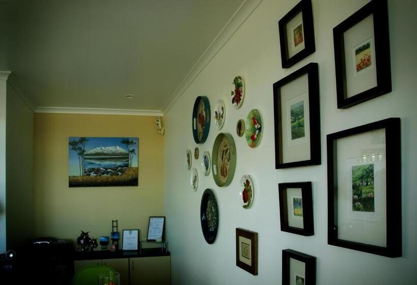 Colonial Lodge Motel