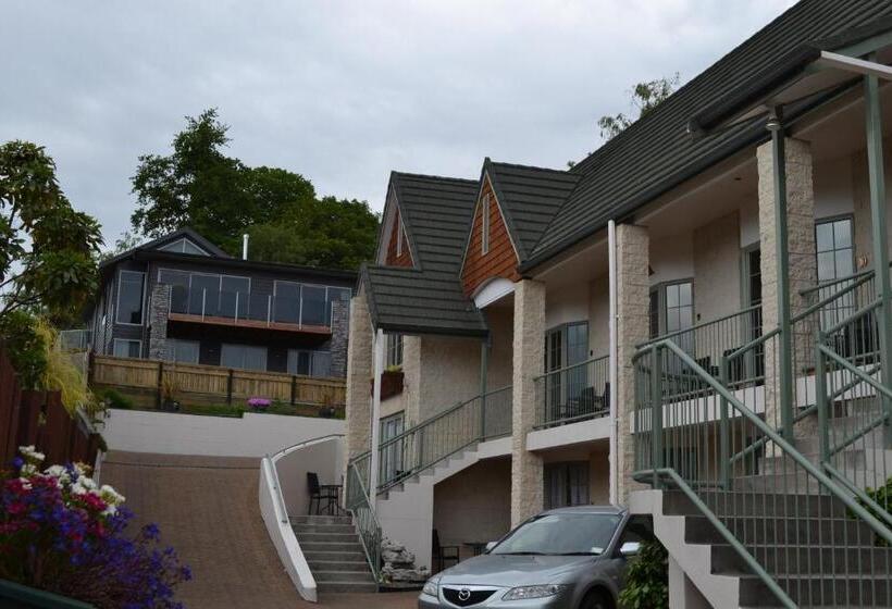 Colonial Lodge Motel