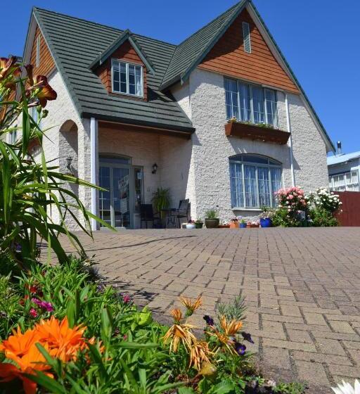 Colonial Lodge Motel