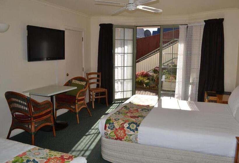 Colonial Lodge Motel