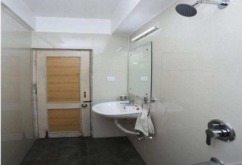 هتل Amrit Regency