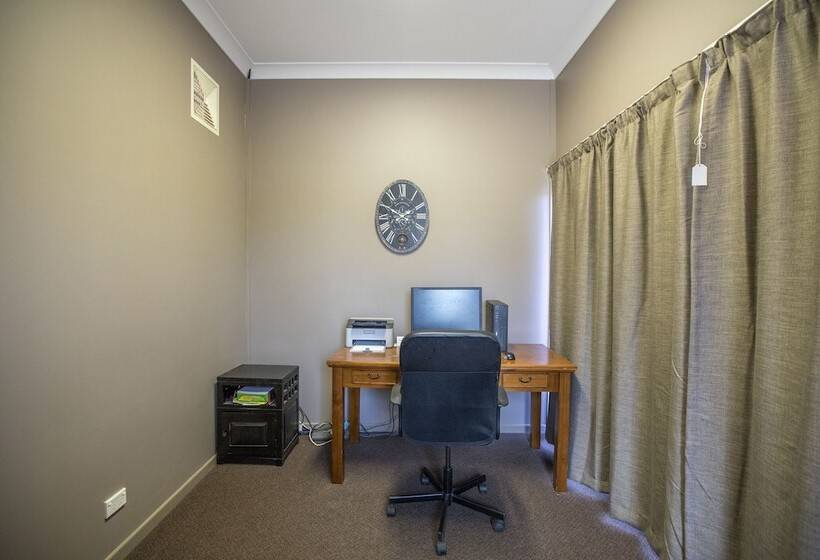 هتل Emerald Maraboon Motor Inn