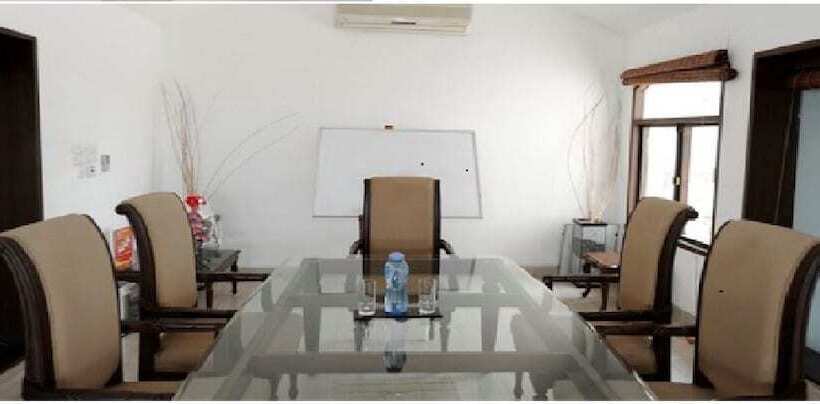 בית מלון כפרי Perfect Haven Egmore Serviced Apartments