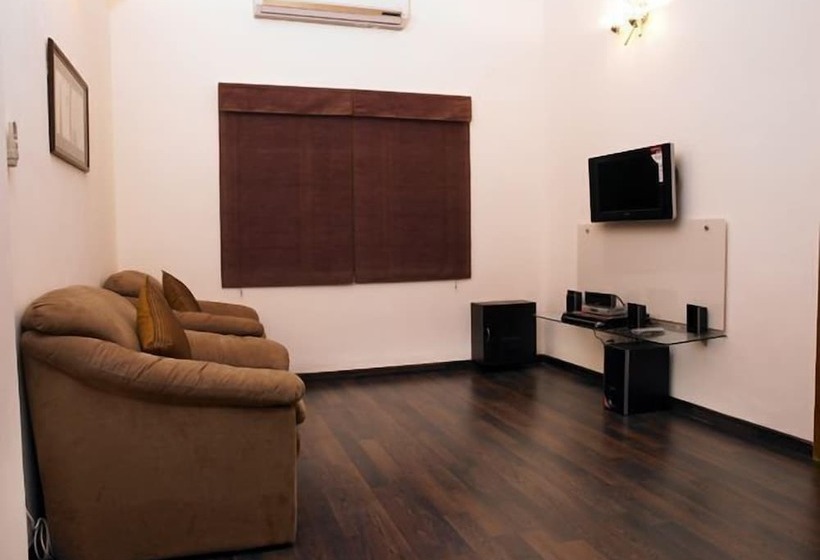 בית מלון כפרי Perfect Haven Egmore Serviced Apartments