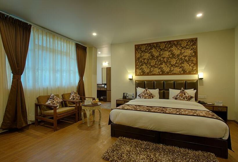 فندق The Aryan Regency