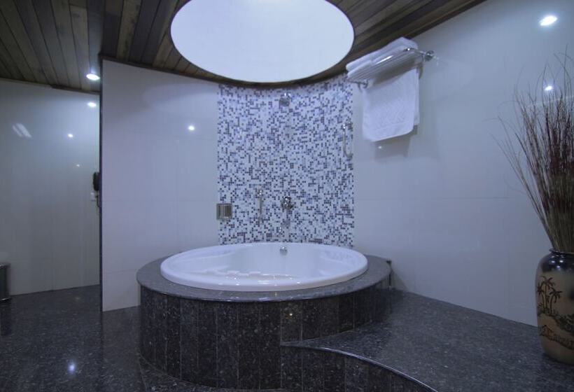 Manuallaya The Resort & Spa