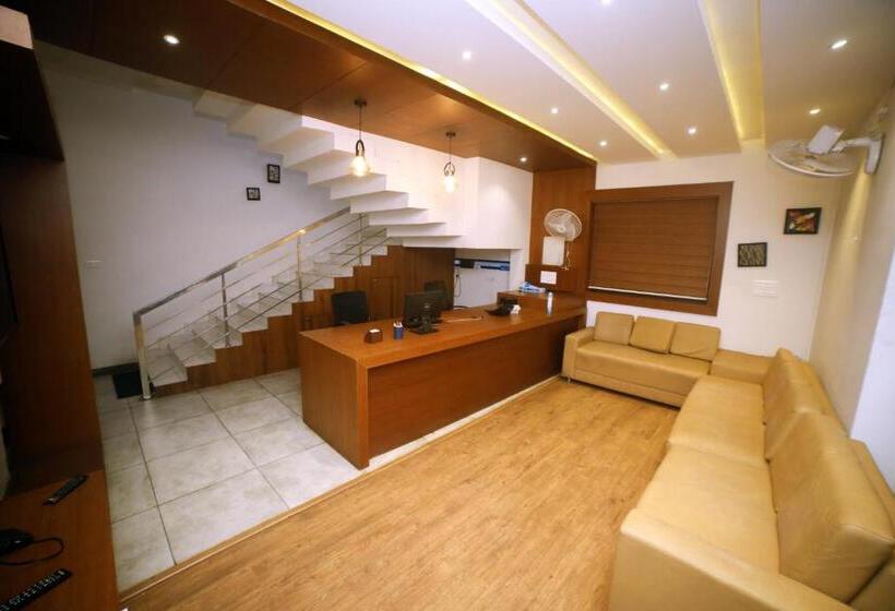 فندق Aura Residency