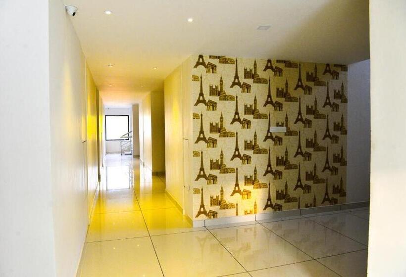 فندق Aura Residency