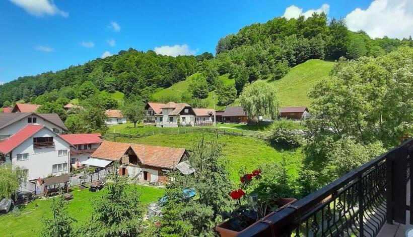 Отель Pensiunea Montan Din Bran,sat Simon Spa Indoor