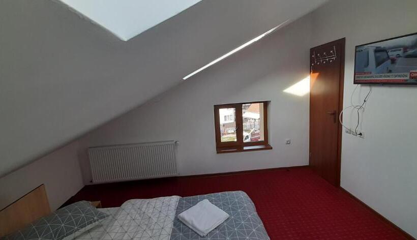 Отель Pensiunea Montan Din Bran,sat Simon Spa Indoor