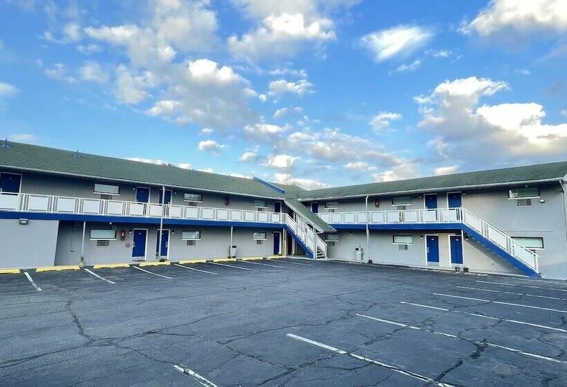 فندق على الطريق Crown Inn