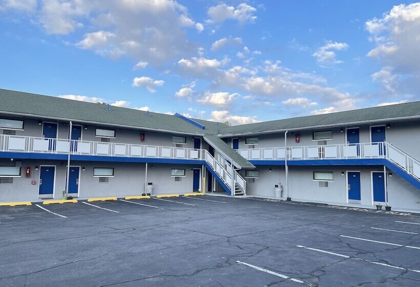 فندق على الطريق Crown Inn