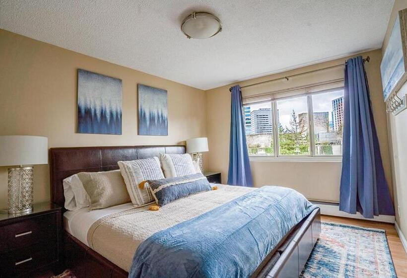 Vibrant Downtown, King Bed, Work Desk & Kitchen