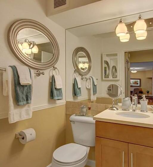 Vibrant Downtown, King Bed, Work Desk & Kitchen