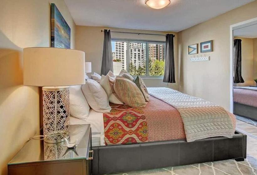Vibrant Downtown, King Bed, Work Desk & Kitchen